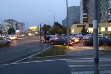 На пересечении Гайдара и Челнокова авария, собирается пробка (фото)