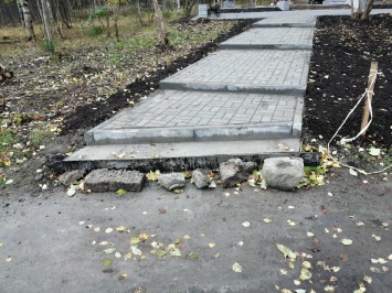 Шаткие скамейки и плитка на саморезах: петрозаводчане недовольны ремонтом на братской могиле