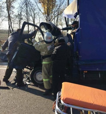 Спасатели вырезали водителя из искореженной в ДТП под Белгородом «Газели»