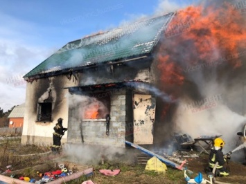 Двухэтажный дом с автомобилем сгорел днем под Кемеровом
