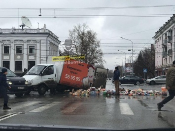 «И на нашей улице праздник»: грузовик завалил продуктами оживленный перекресток в Барнауле из-за ДТП