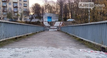 Петрозаводчане продолжают перелезать через закрытый на ремонт мост