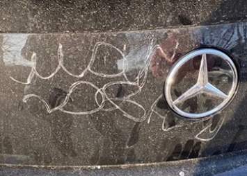 Школьники изрисовали чужой Mercedes в Благовещенске