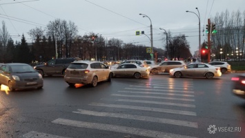 Столкновение автомобилей затруднило проезд по крупному кемеровскому перекрестку