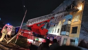 Девять человек эвакуированы из горящей пятиэтажки в Бийске
