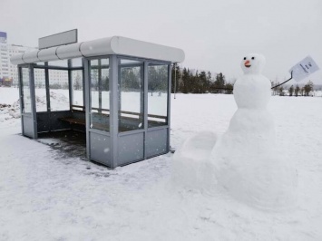 В Нижневартовске снеговик ждет своего автобуса