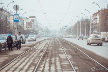 Автомобиль перекрыл трамвайный проезд в Кемерове