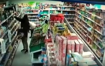 В Старом Осколе местный житель ограбил супермаркет: преступление попало на видео