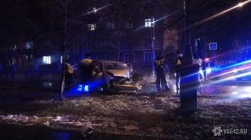Водитель протаранил столб на набережной в Кемерове