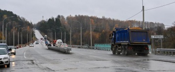 На мосту через Яченку уложили нижний слой асфальта