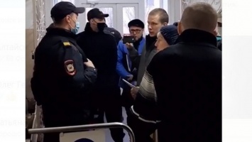 8 антимасочников пытались пробиться к директору Горэлектротранса в Барнауле