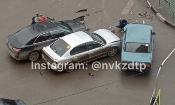 Тройная авария заблокировала проезд на улице в Новокузнецке