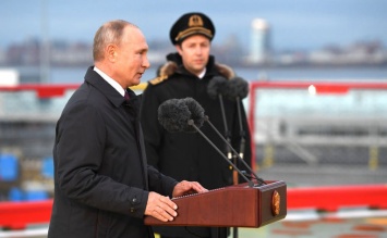 Путин принял участие в церемонии поднятия флага на ледоколе "Виктор Черномырдин"