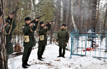 Алтайские поисковики захоронили останки красноармейца