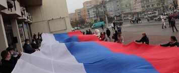 В Калуге развернули гигантский российский флаг