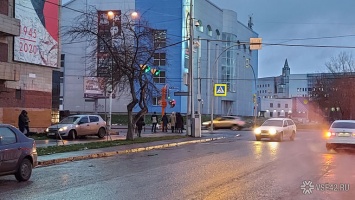 Иномарка на скорости выехала на тротуар с людьми в Кемерове