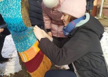 Мастерицы из Благовещенска, Белогорска и Зеи связали шарфы для деревьев