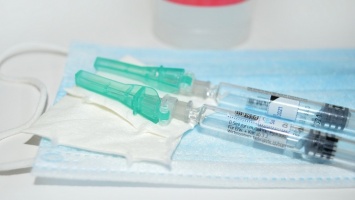 Вакцину для медиков Алтайского края привезут до конца ноября