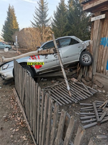 Алтайский полицейский может лишиться работы после тарана дома на автомобиле