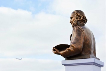 В аэропорту Симферополя открыли памятник Айвазовскому, - ФОТО
