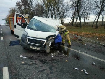 Пострадавшего в ДТП под Белгородом водителя фургона вырезали гидравликой