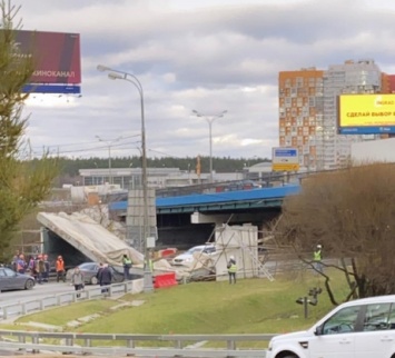 Рухнувшая балка остановила движение на Рублево-Успенском шоссе в Москве