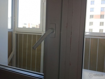 Девушка оказалась в плену балкона из-за сломанной ручки в Кемерове
