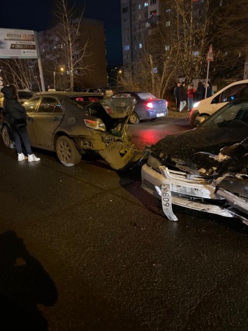 В Барнауле водитель Honda устроил массовое ДТП в попытке скрыться после наезда на ребенка на «зебре»