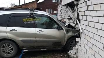 Автомобиль в Новоалтайске протаранил кирпичный гараж