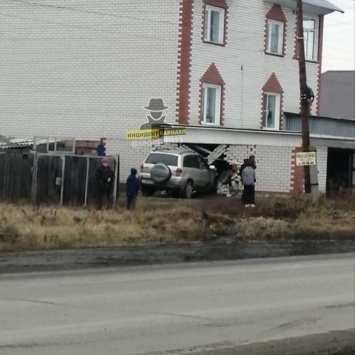 В Новоалтайске водитель внедорожника тараном разрушил кирпичную стену гаража