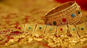 Женщины пытались провезти более 13 кг золота под одеждой в Подмосковье