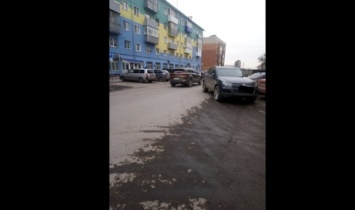 Пользователь пожаловался на неправильно припаркованную машину в Кузбассе