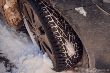 Кузбассовец заставил девушку толкать угнанное авто