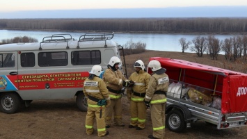 Пожарным-добровольцам в алтайском селе вручили оборудование