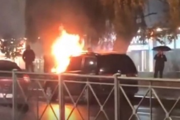 В Калининграде на проезжей части улицы Горького сгорел автомобиль (видео)