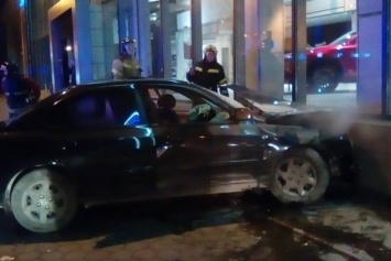 В Калининграде автомобиль на большое скорости врезался в автосалон по ул. Дзержинского (фото)