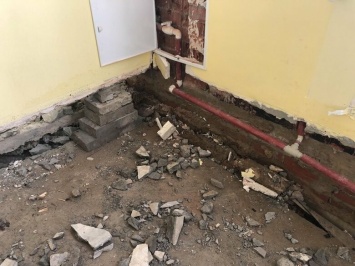 Строители ремонтируют обвалившийся пол в детском саду под Белгородом
