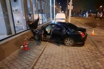 В салоне врезавшегося в стену на Дзержинского автомобиля нашли труп