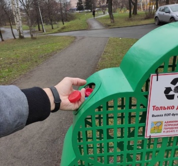 В Петрозаводске появились контейнеры для сбора пластиковых крышек