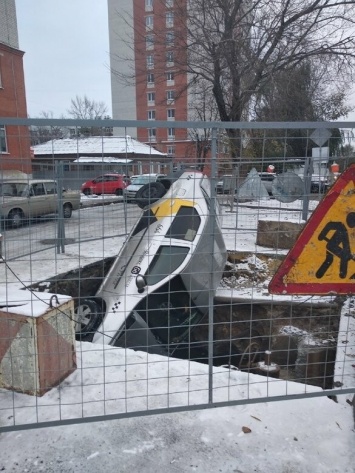 В Белгороде такси протаранило забор и упало в яму