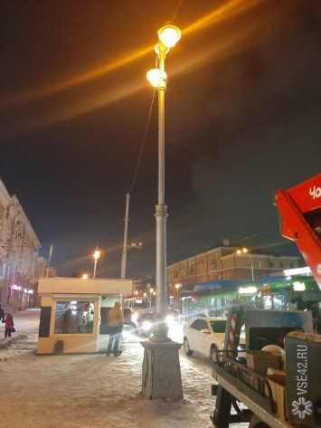 Поваленный накануне в центре Кемерова фонарный столб встал на свое место