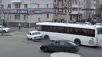 В центре Белгорода автобус протаранил легковушку