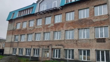 Гигантское 46-комнатное здание продают в Бийске