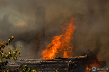 Пожар охватил три участка в Кемерове