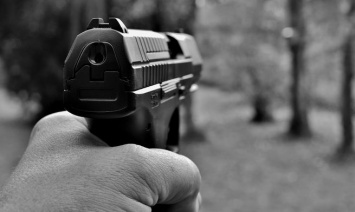 Мужчины устроили дуэль на пистолетах из-за парковочного места в Ленобласти