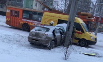 Иномарка врезалась в столб в результате ДТП в Кузбассе