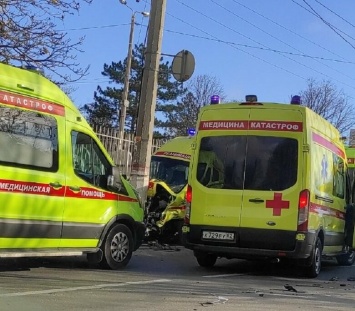 5 человек пострадали в ДТП со "скорой" в Симферополе, - ФОТО