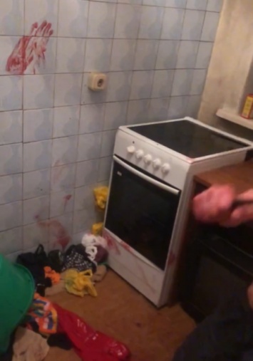 Все в крови: драка на ножах произошла в квартире в Кузбассе