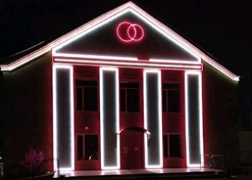 Здание ЗАГСа в Белогорске украсили подсветкой