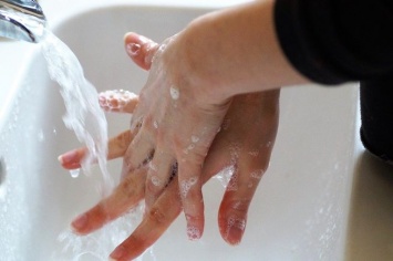 "Поощрять регулярное мытье рук": Роспотребнадзор рассказал о способах защиты детей от COVID-19